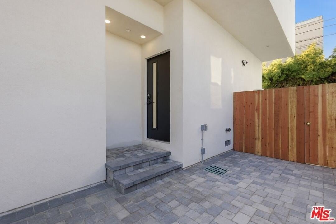 2837 S Redondo Blvd - Photo 3 of 50