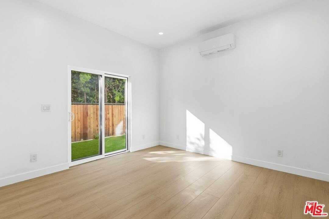 2837 S Redondo Blvd - Photo 4 of 50