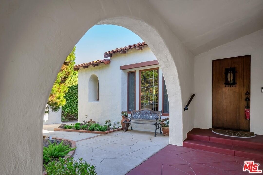 10630 Wellworth Ave - Photo 4 of 17