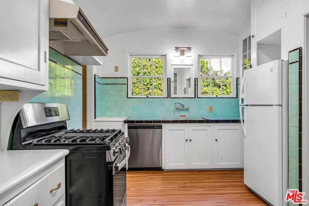 10630 Wellworth Ave - Photo 7 of 17