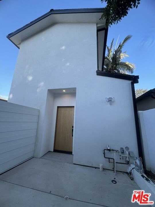 17243 Kittridge St - Photo 2 of 9