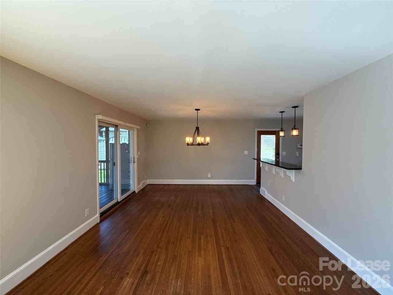 2821 Sunset Dr - Photo 4 of 21