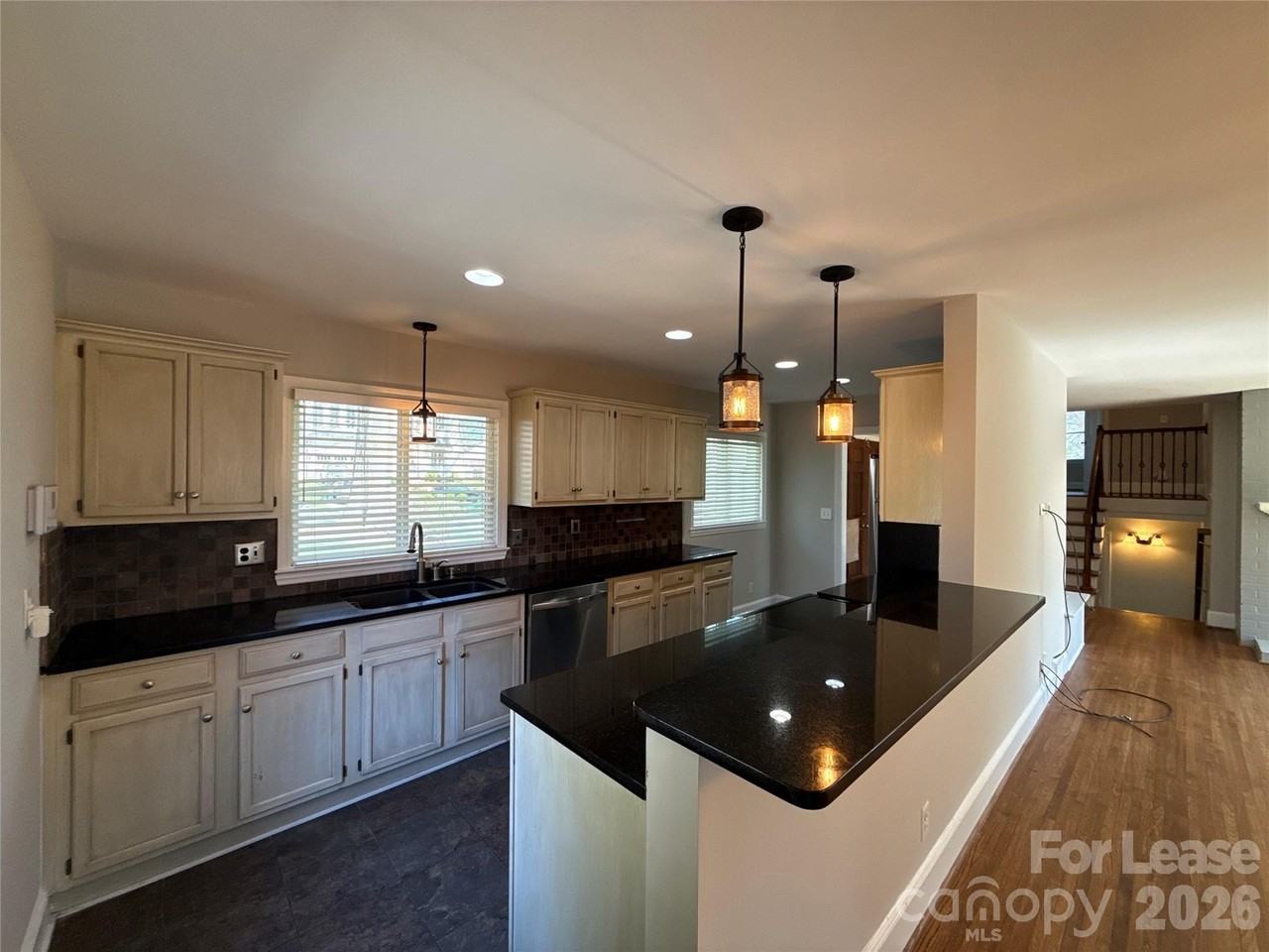 2821 Sunset Dr - Photo 5 of 21