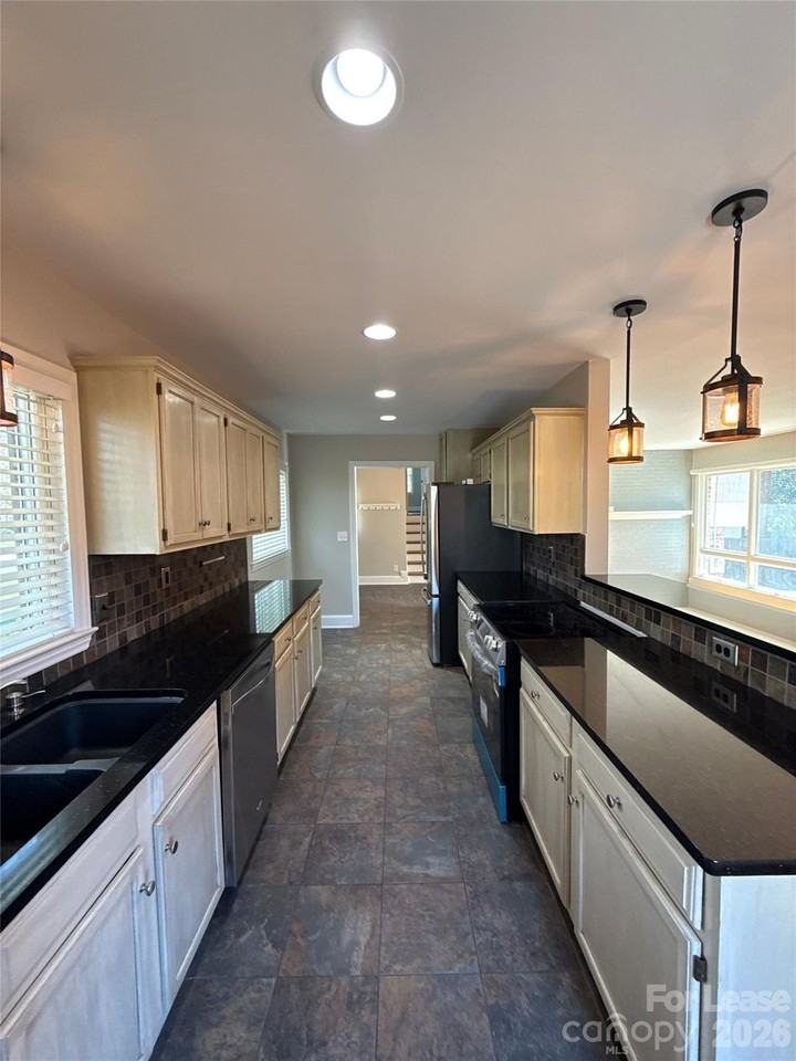 2821 Sunset Dr - Photo 6 of 21