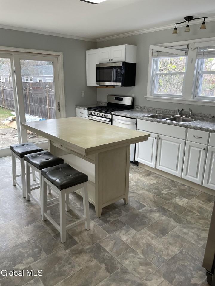 75 Union St Unit 1 - Photo 4 of 15