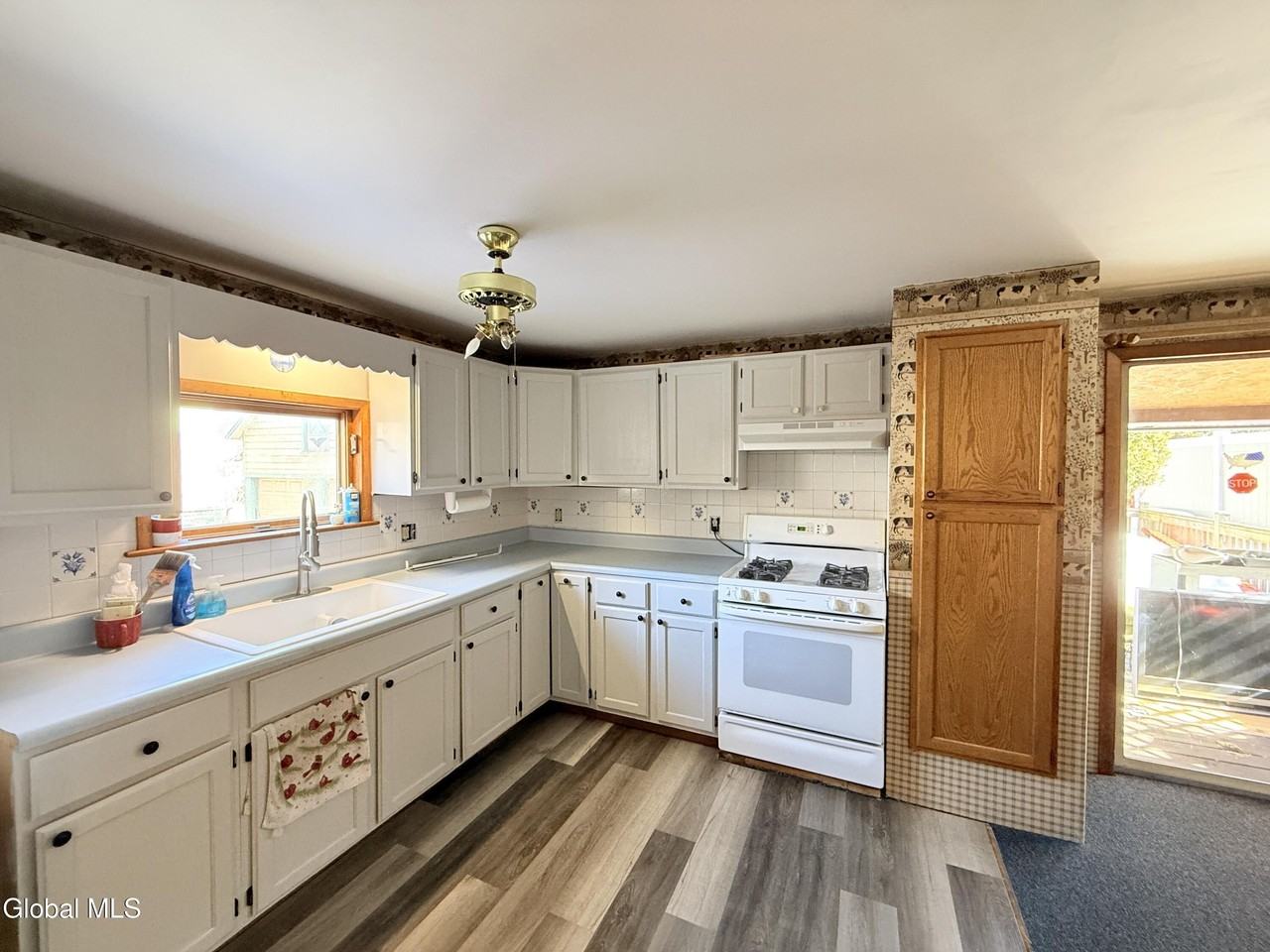 304 N Main St - Photo 3 of 16