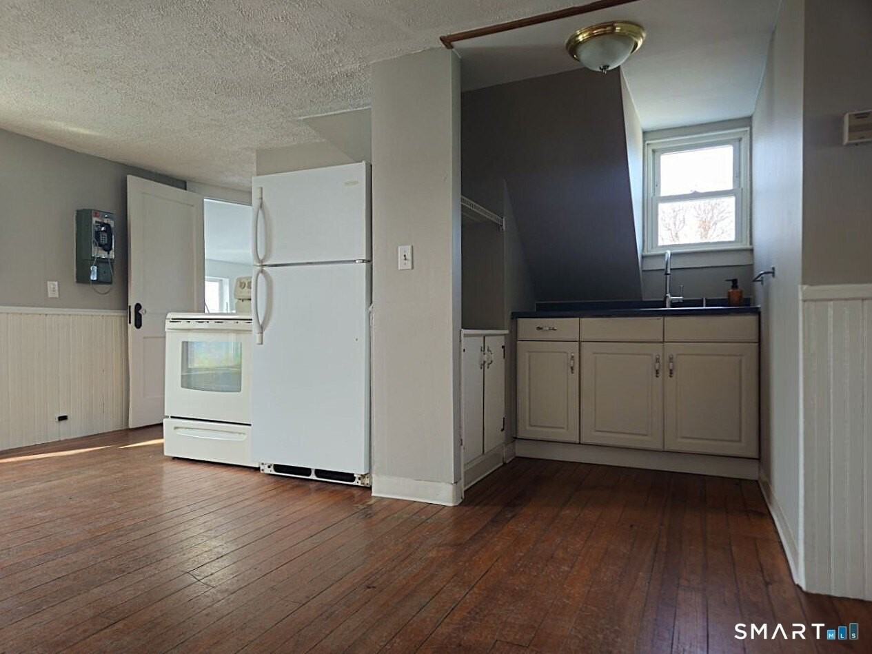 21 Sigourney St Unit 3 - Photo 4 of 27