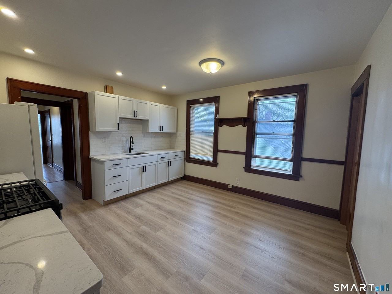 120 Burritt Ave - Photo 4 of 14