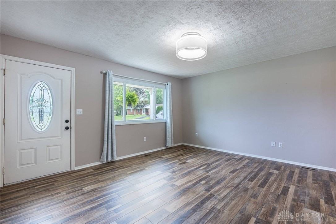 1364 Sheridan Ct - Photo 2 of 27