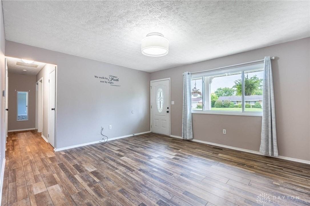 1364 Sheridan Ct - Photo 3 of 27