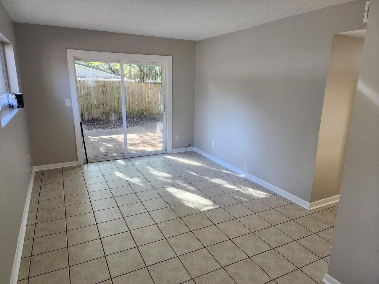 128 Smith St - Photo 2 of 13