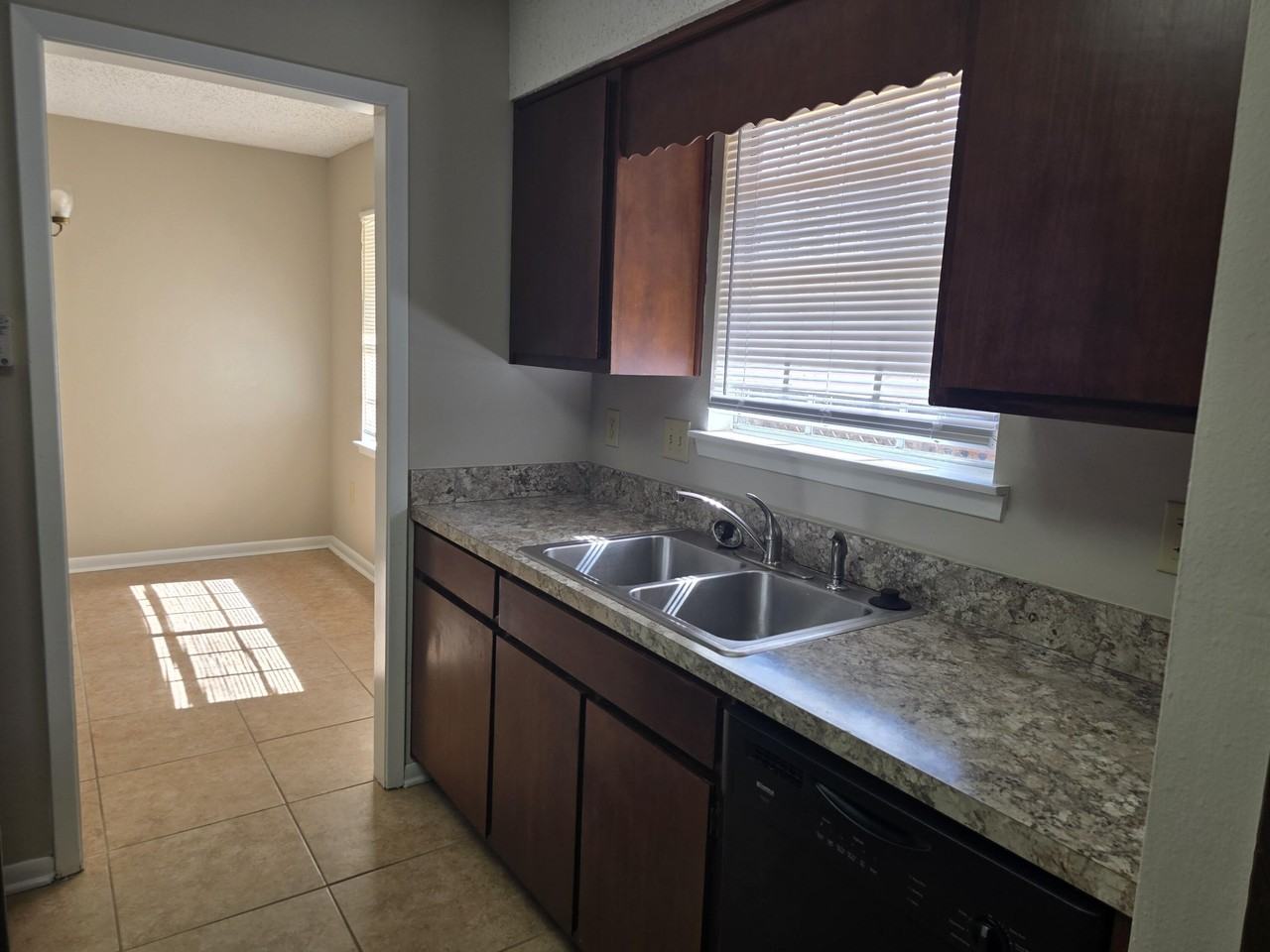 309 Somerset Dr - Photo 4 of 43