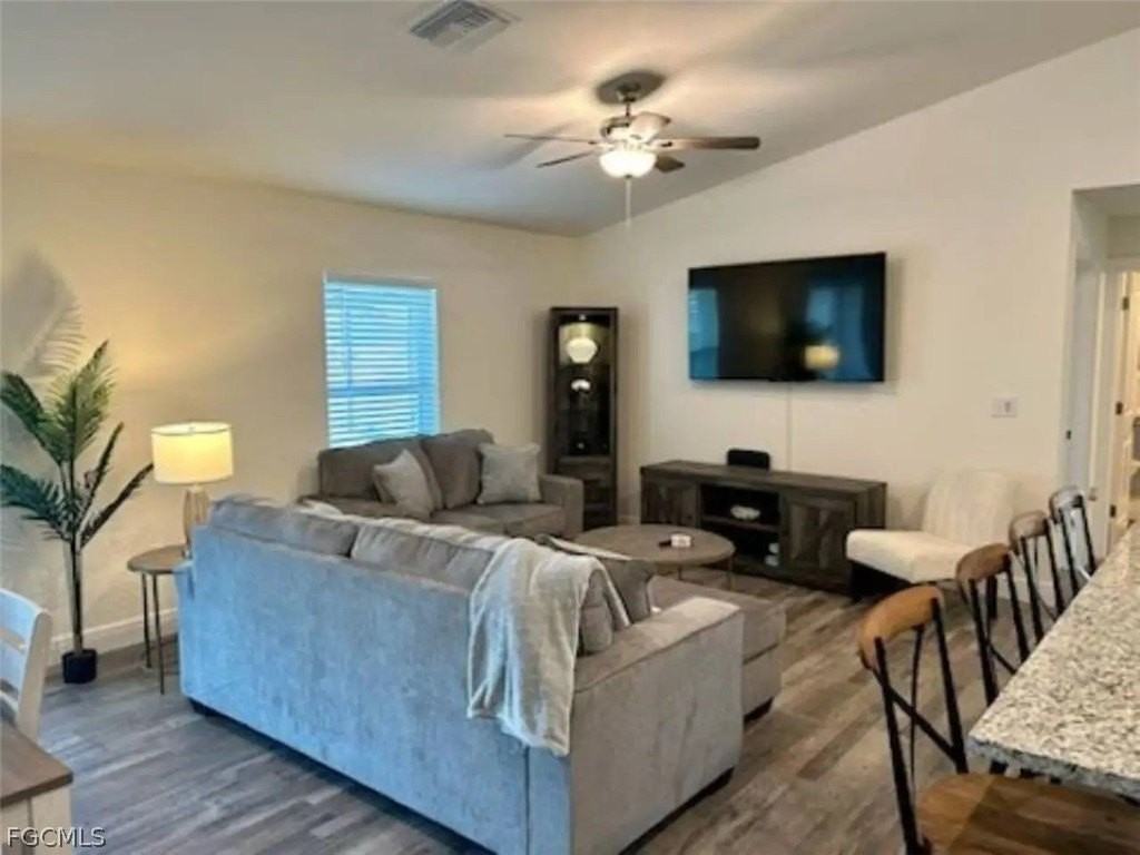 3462 Ne 10th Pl - Photo 5 of 18