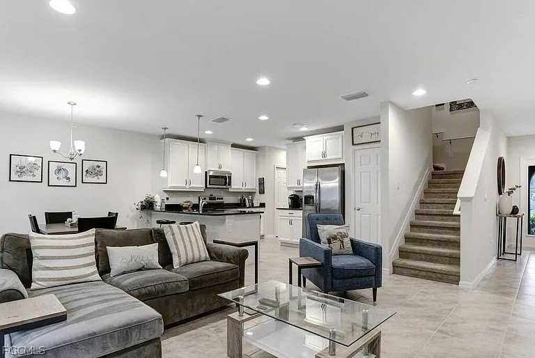 12123 Mahogany Cove St - Photo 3 of 10