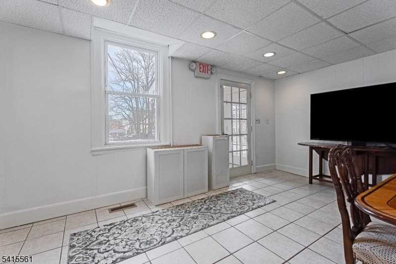 98 Maple Ave - Photo 4 of 17