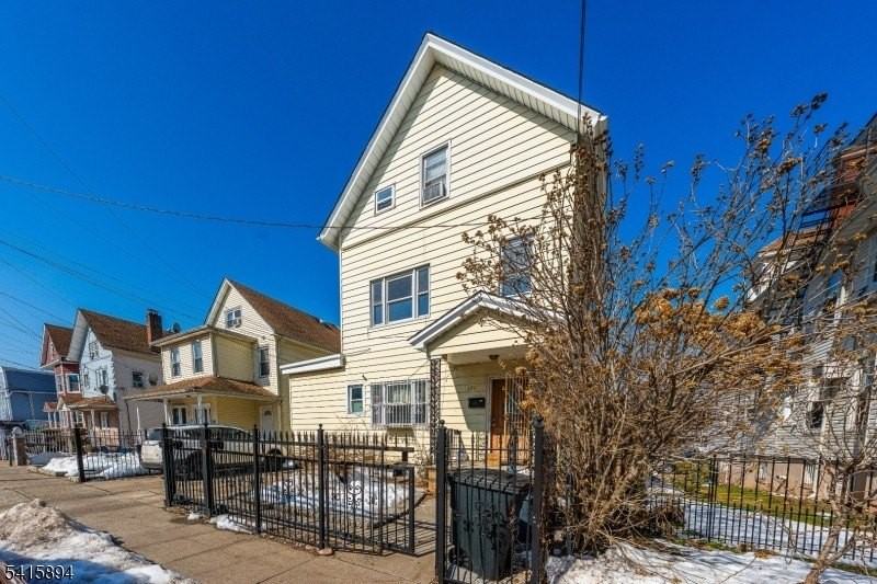 129 Sayre St - Photo 3 of 24