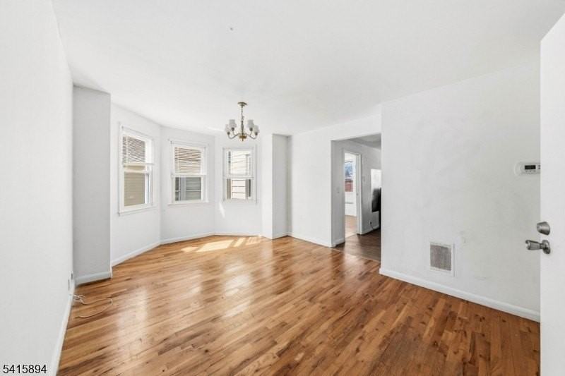 129 Sayre St - Photo 4 of 24