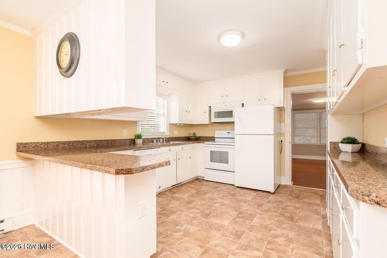 1909 E 8th St - Photo 5 of 15