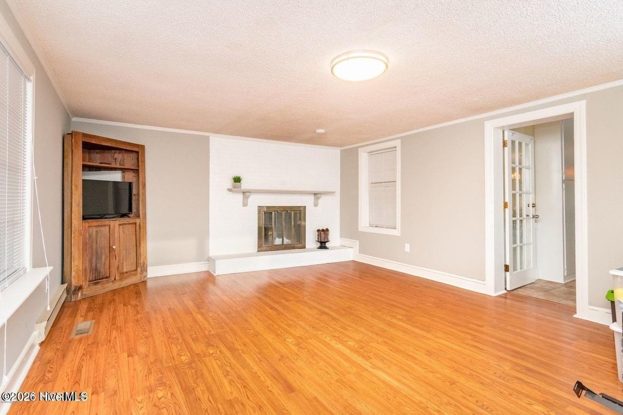 1909 E 8th St - Photo 6 of 15