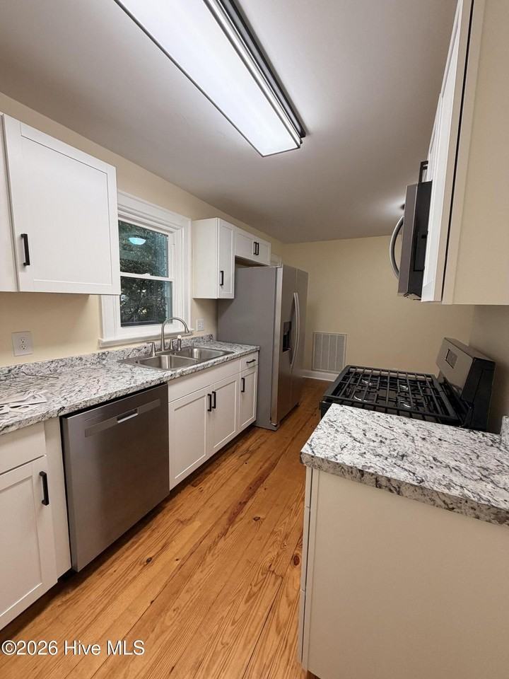 680 N Bennett St - Photo 4 of 14