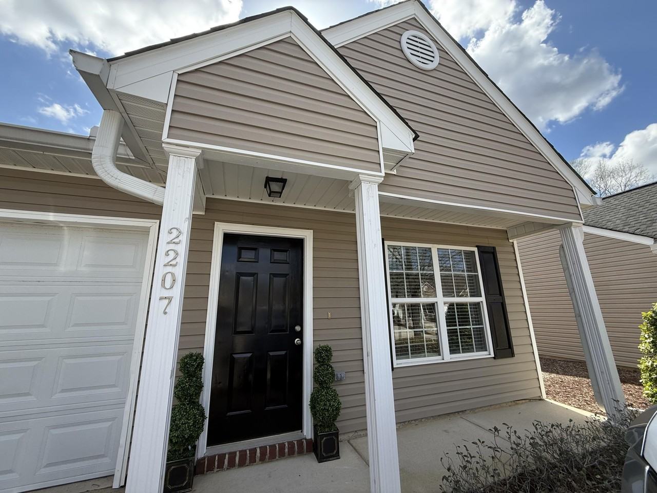 2207 Jasmine Way - Photo 3 of 32