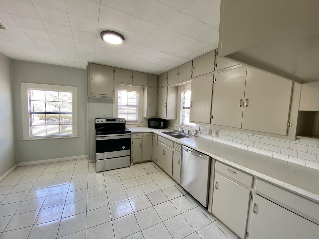 2209 28th St - Photo 4 of 12
