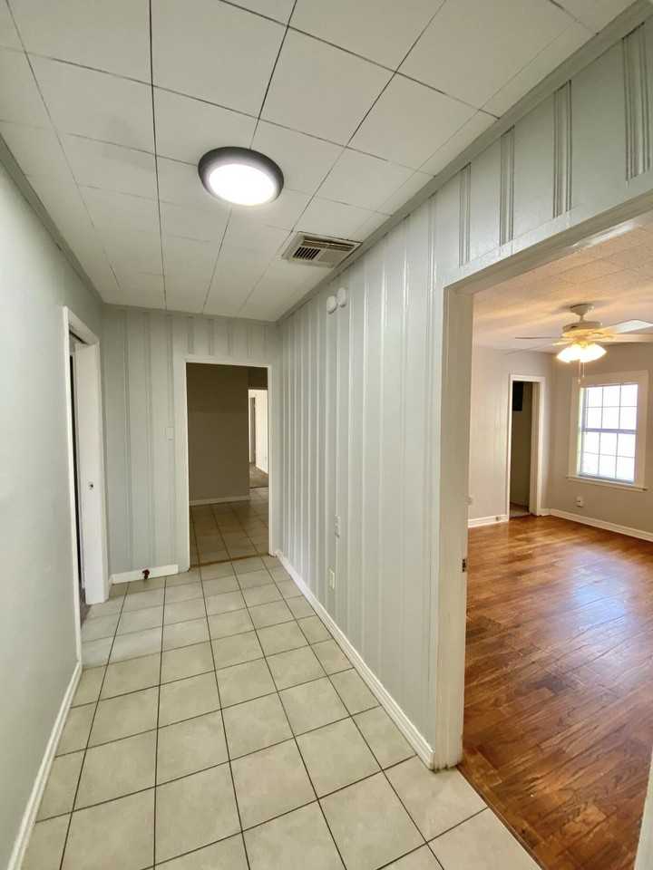 2209 28th St - Photo 5 of 12