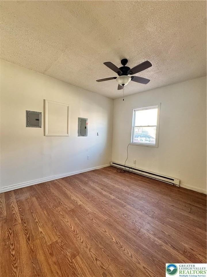 1218 Mechanic St Apt 2 - Photo 4 of 9