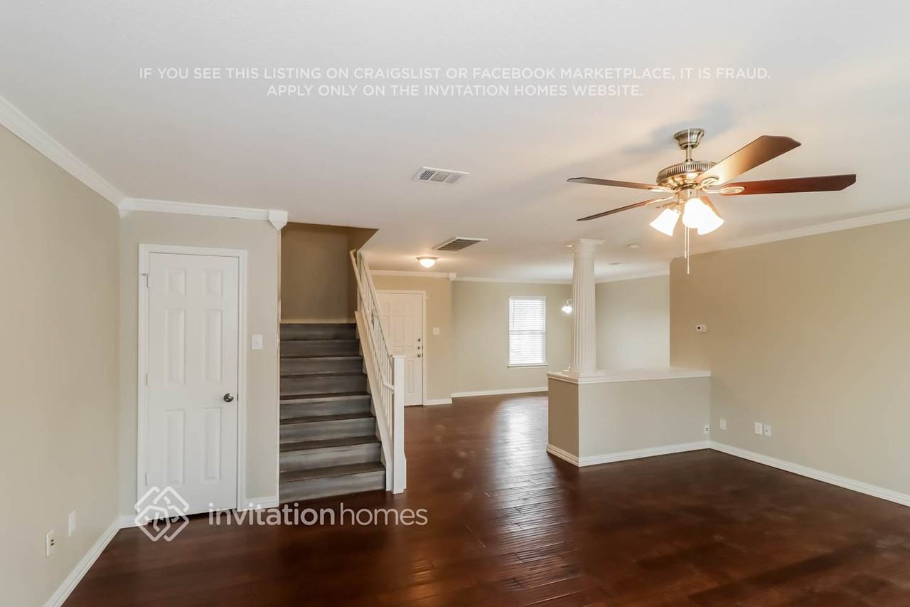 11100 Currin Ln - Photo 3 of 14