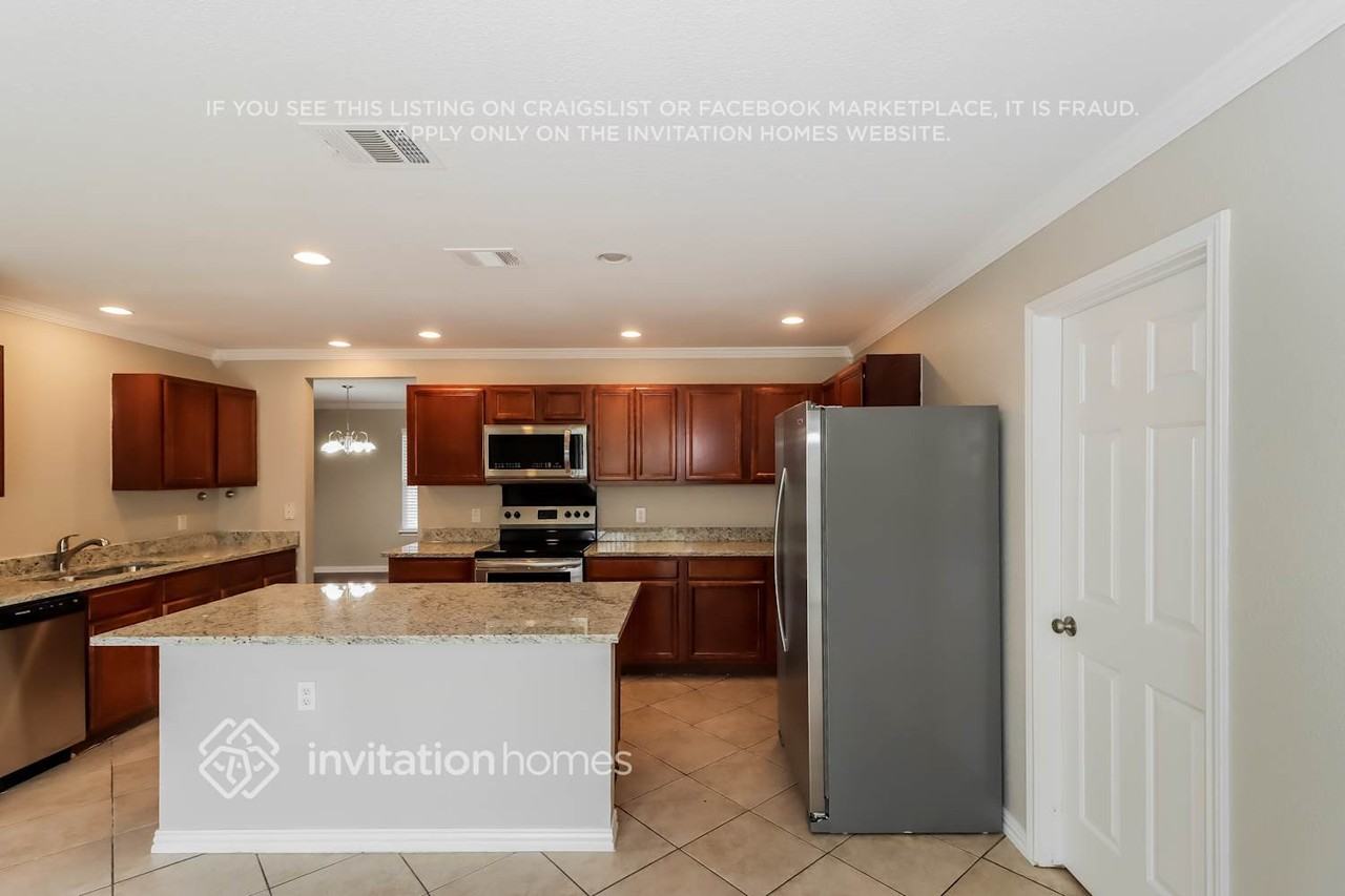 11100 Currin Ln - Photo 4 of 14