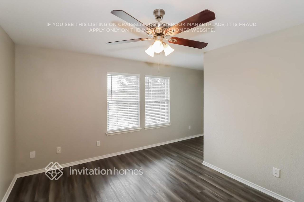 11100 Currin Ln - Photo 6 of 14