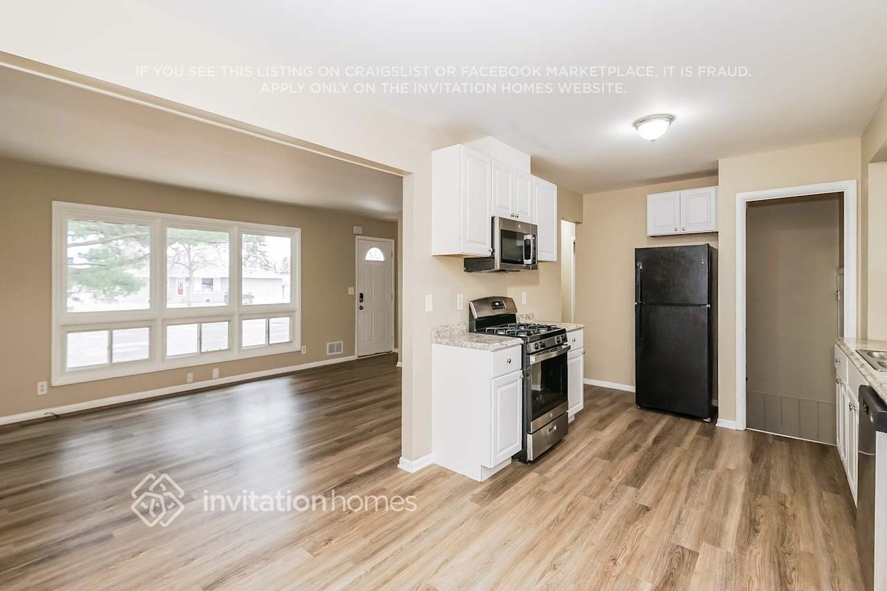 6130 Scott Ave N - Photo 6 of 17