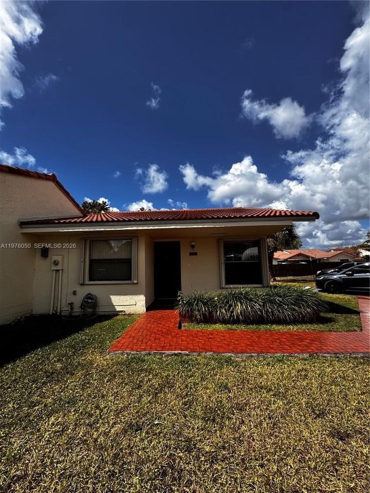 1314 Sw 124th Pl #1314 - Photo 2 of 24