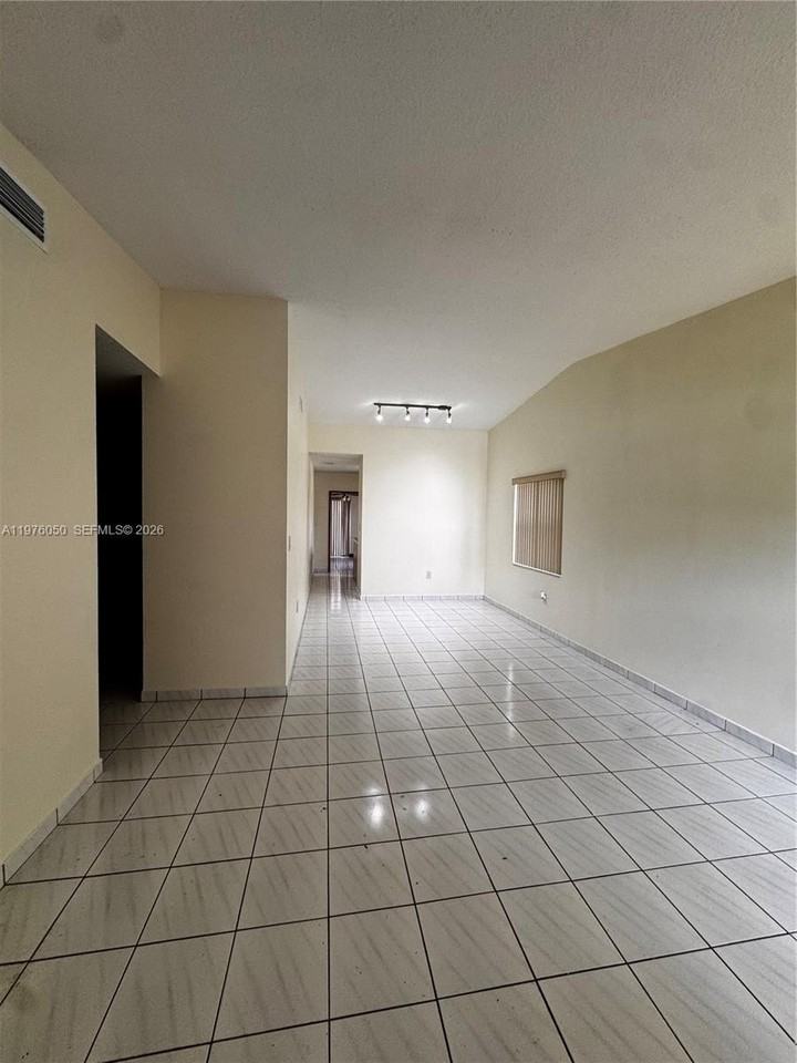 1314 Sw 124th Pl #1314 - Photo 5 of 24