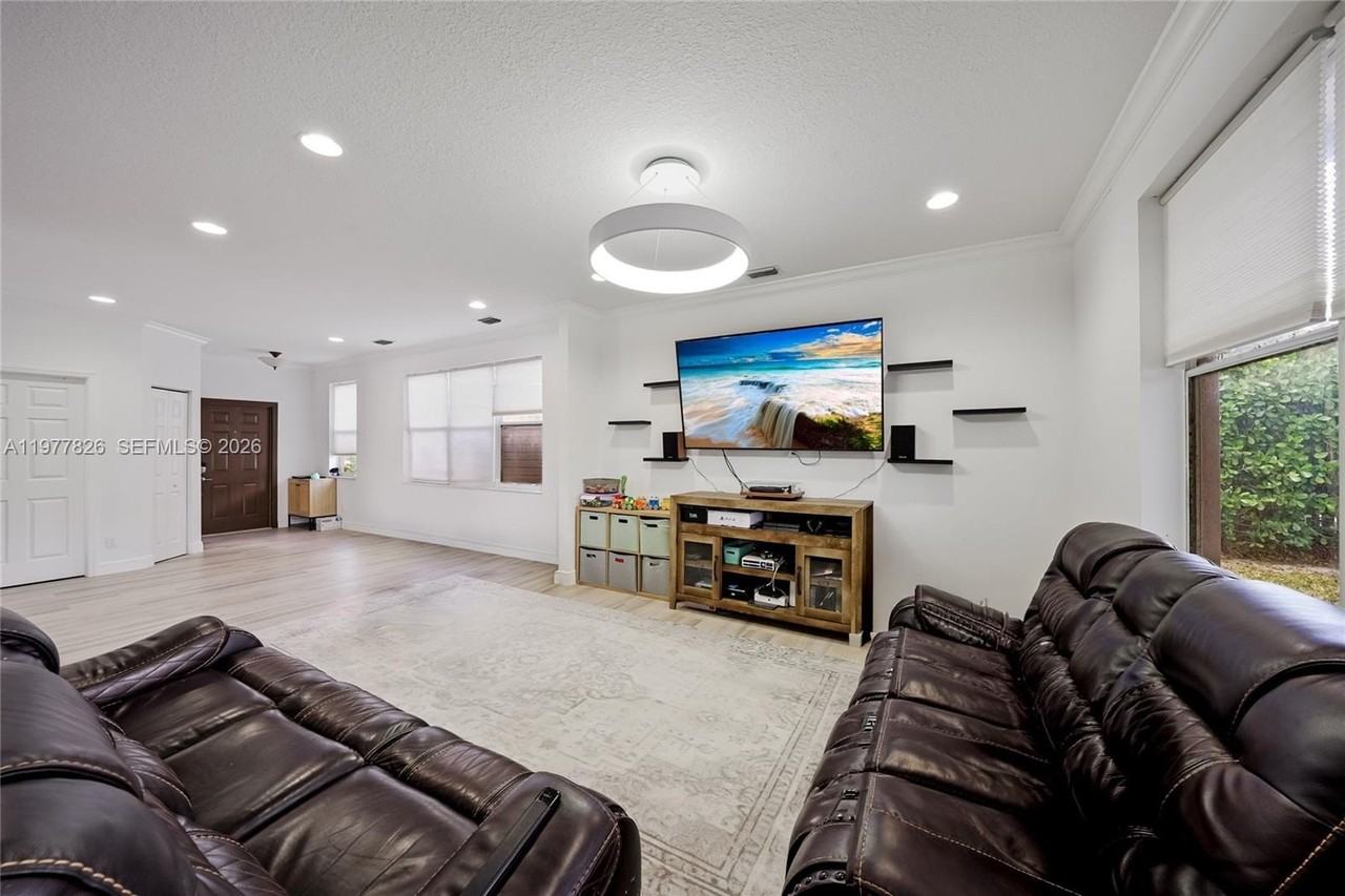 1410 Sw 106th Ter - Photo 3 of 15