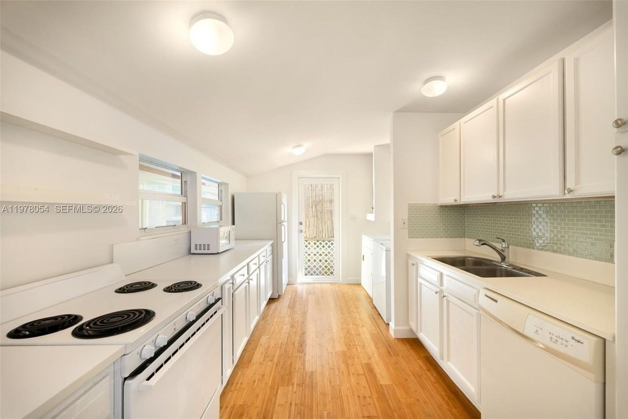 3041 Calusa St - Photo 4 of 15