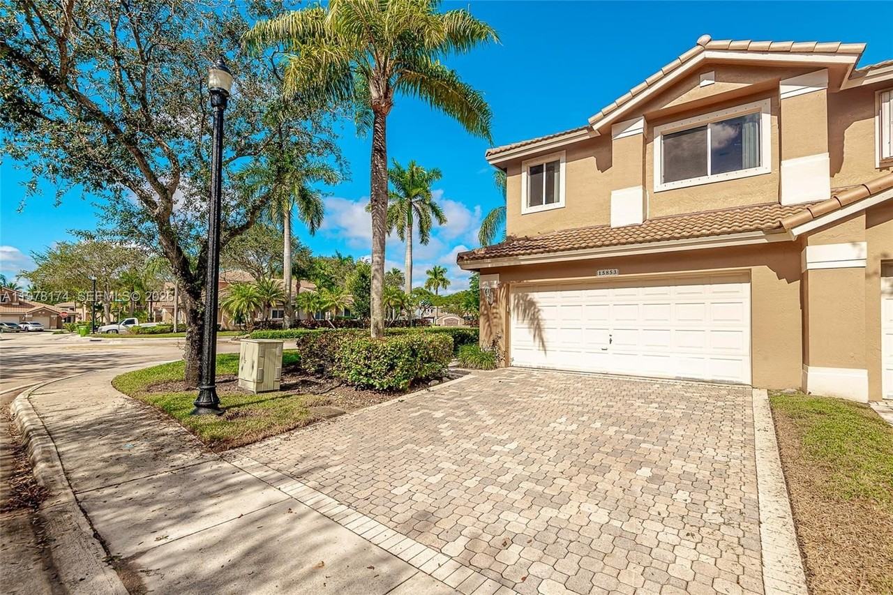 15853 Sw 10th St - Photo 2 of 33