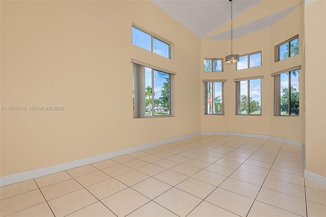 15853 Sw 10th St - Photo 5 of 33