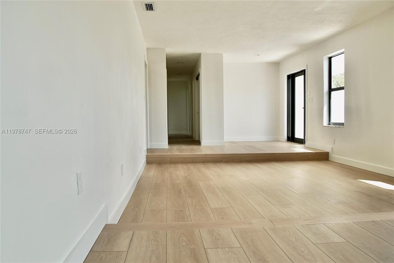 12504 Sw 99th Ave #0 - Photo 5 of 17