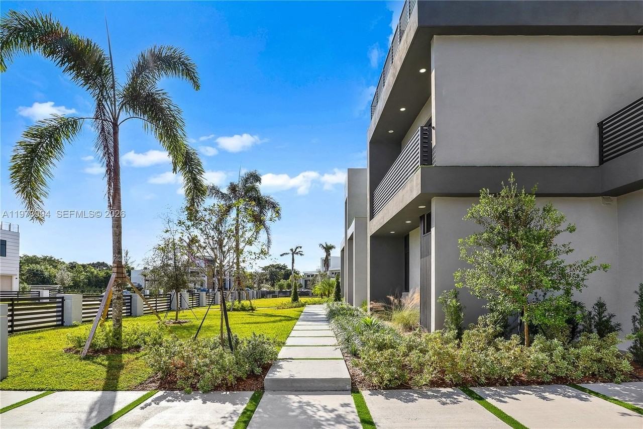 2311 Sw 108th Ter - Photo 6 of 50