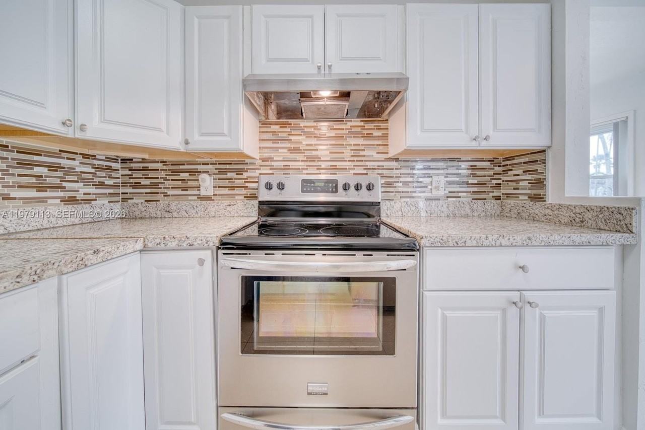 3930 Sw 68th Ave - Photo 6 of 27