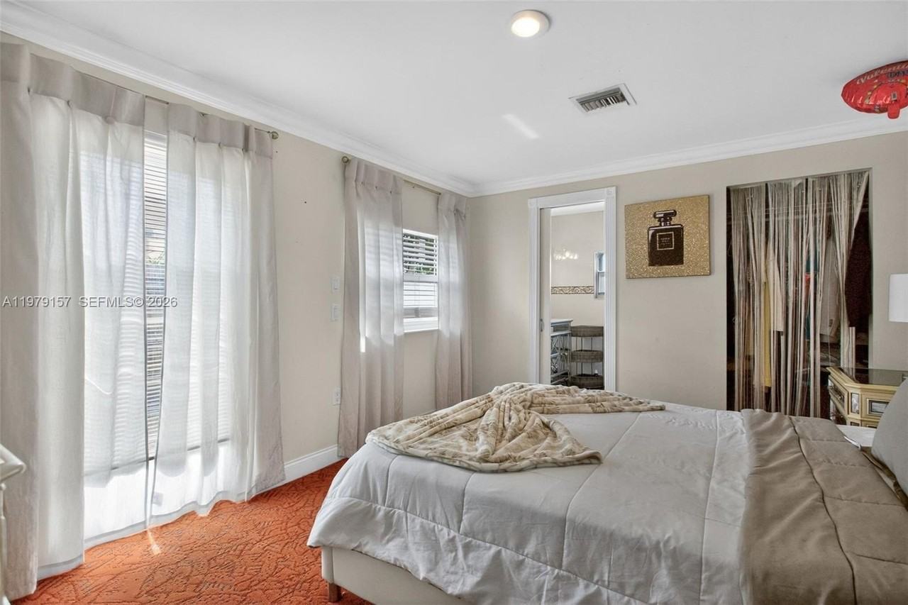 268 Se 8th Ave - Photo 5 of 47