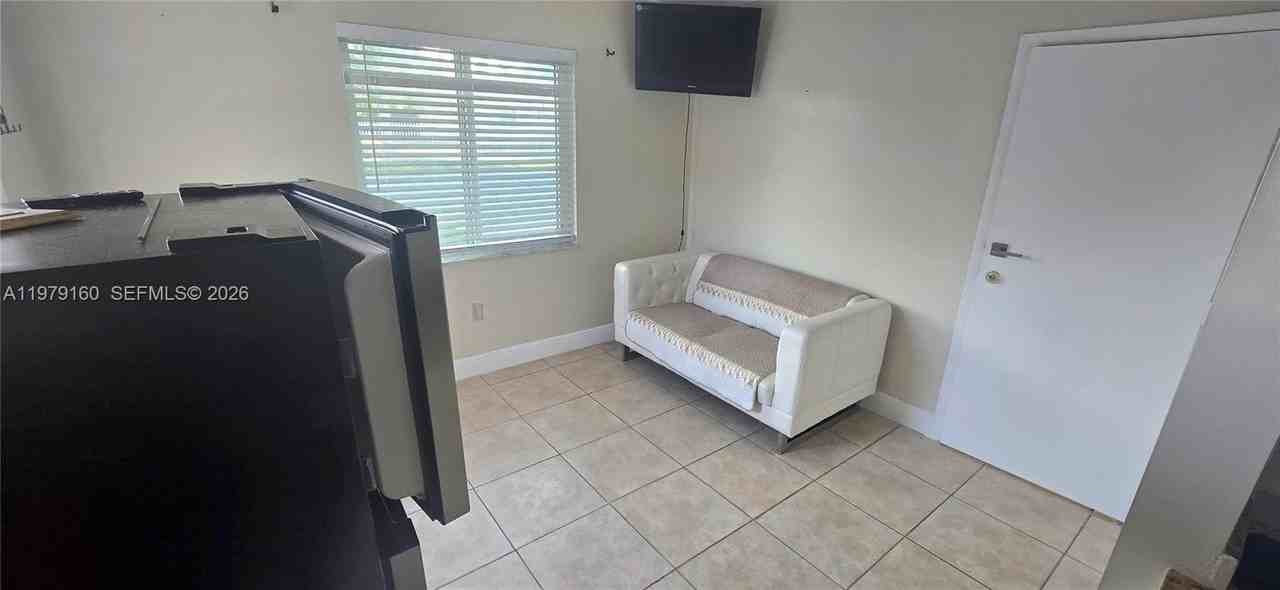 13902 Sw 111th Pl #B - Photo 7 of 11