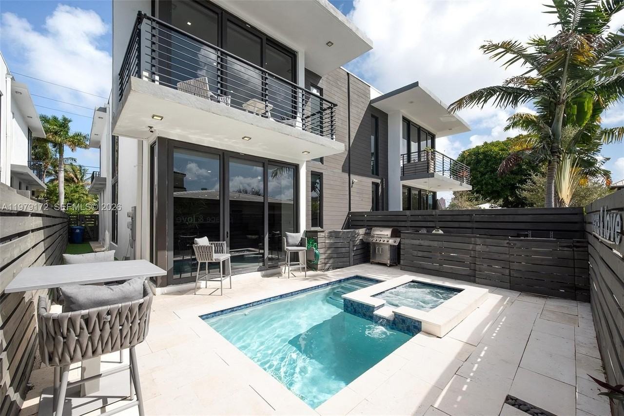 2516 Ne 21st St #B - Photo 3 of 34