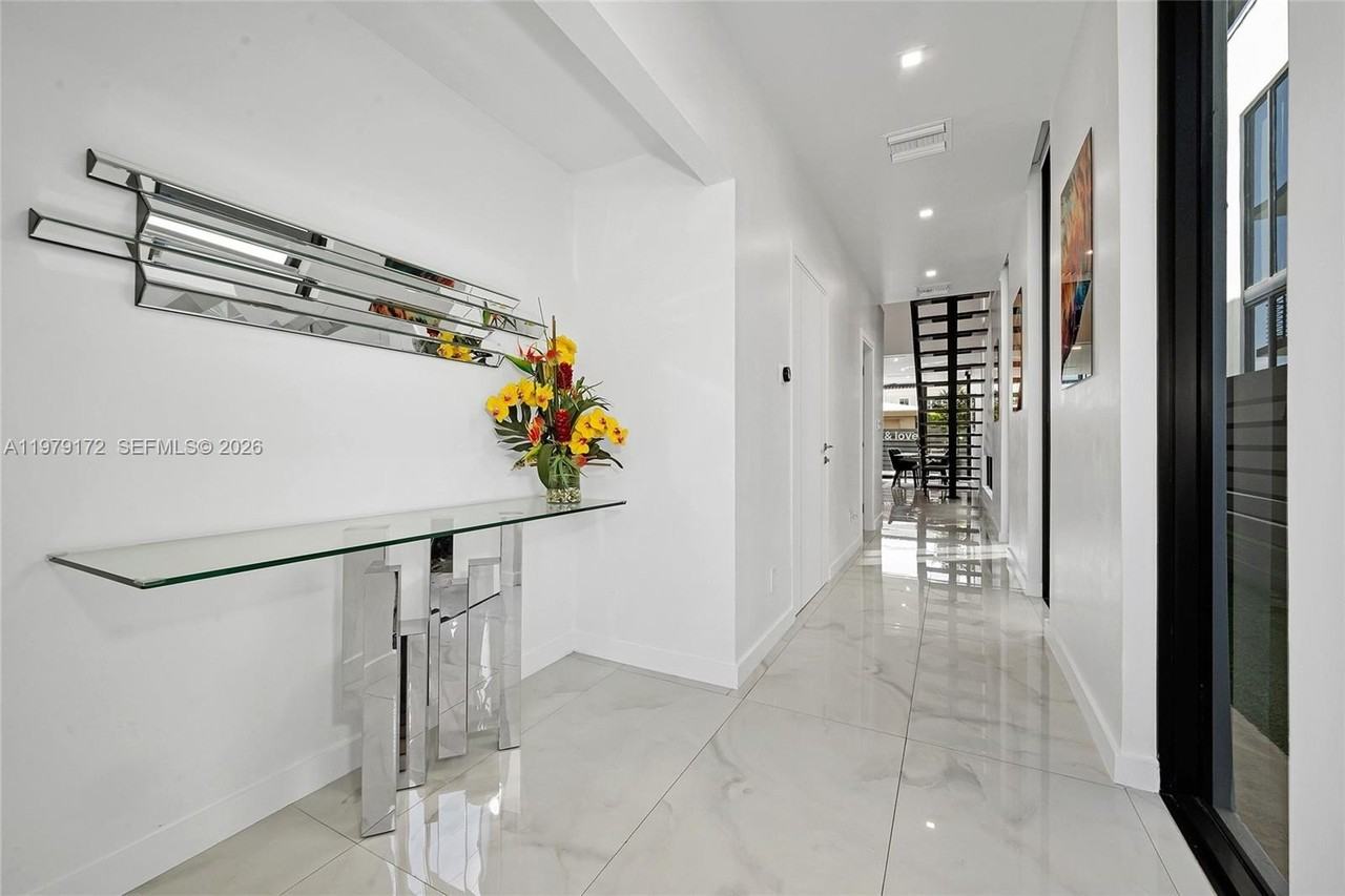 2516 Ne 21st St #B - Photo 4 of 34