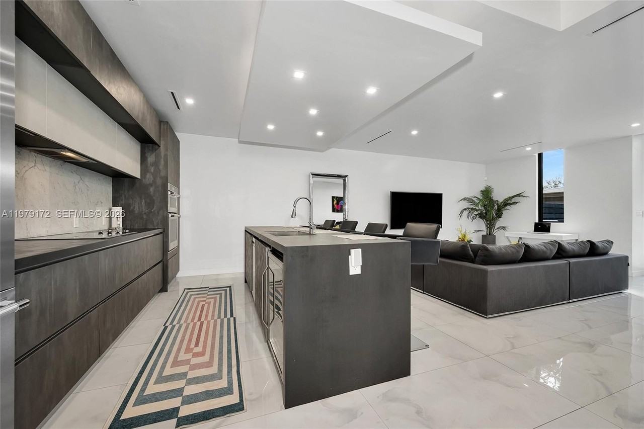 2516 Ne 21st St #B - Photo 6 of 34