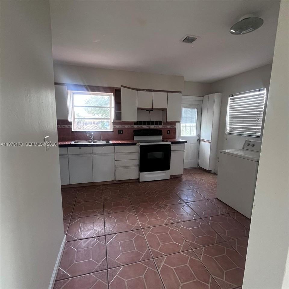 114 Sw 67th Ter - Photo 7 of 8