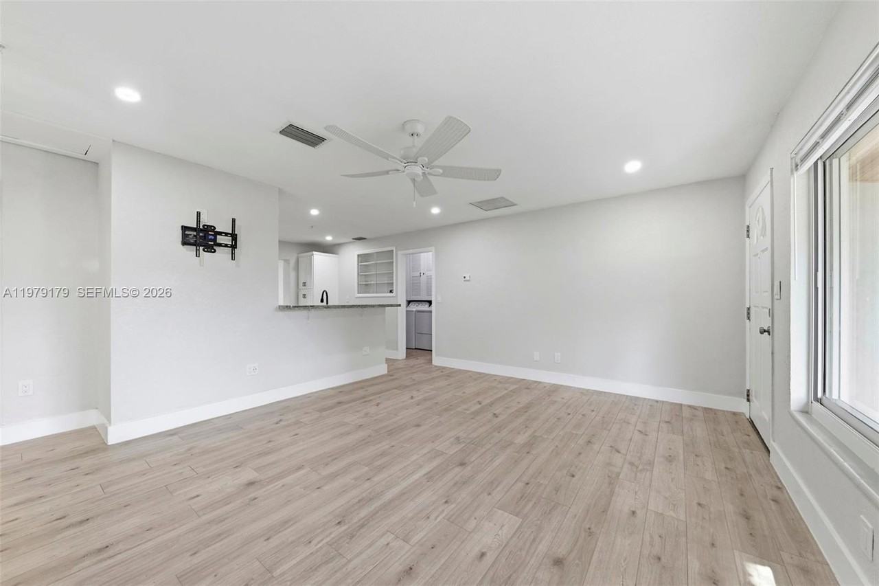 4561 Sw 25th Ter - Photo 5 of 23