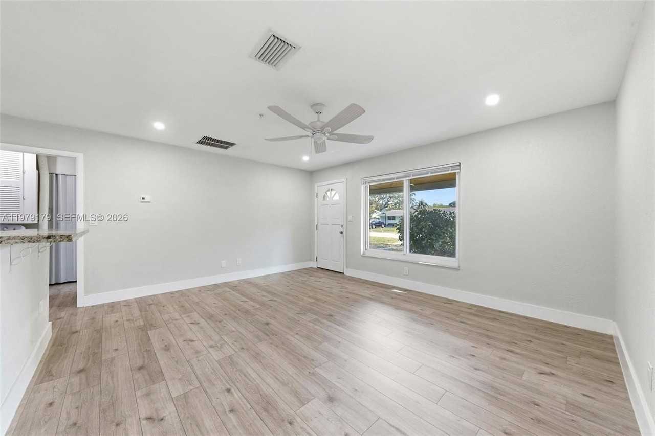 4561 Sw 25th Ter - Photo 6 of 23