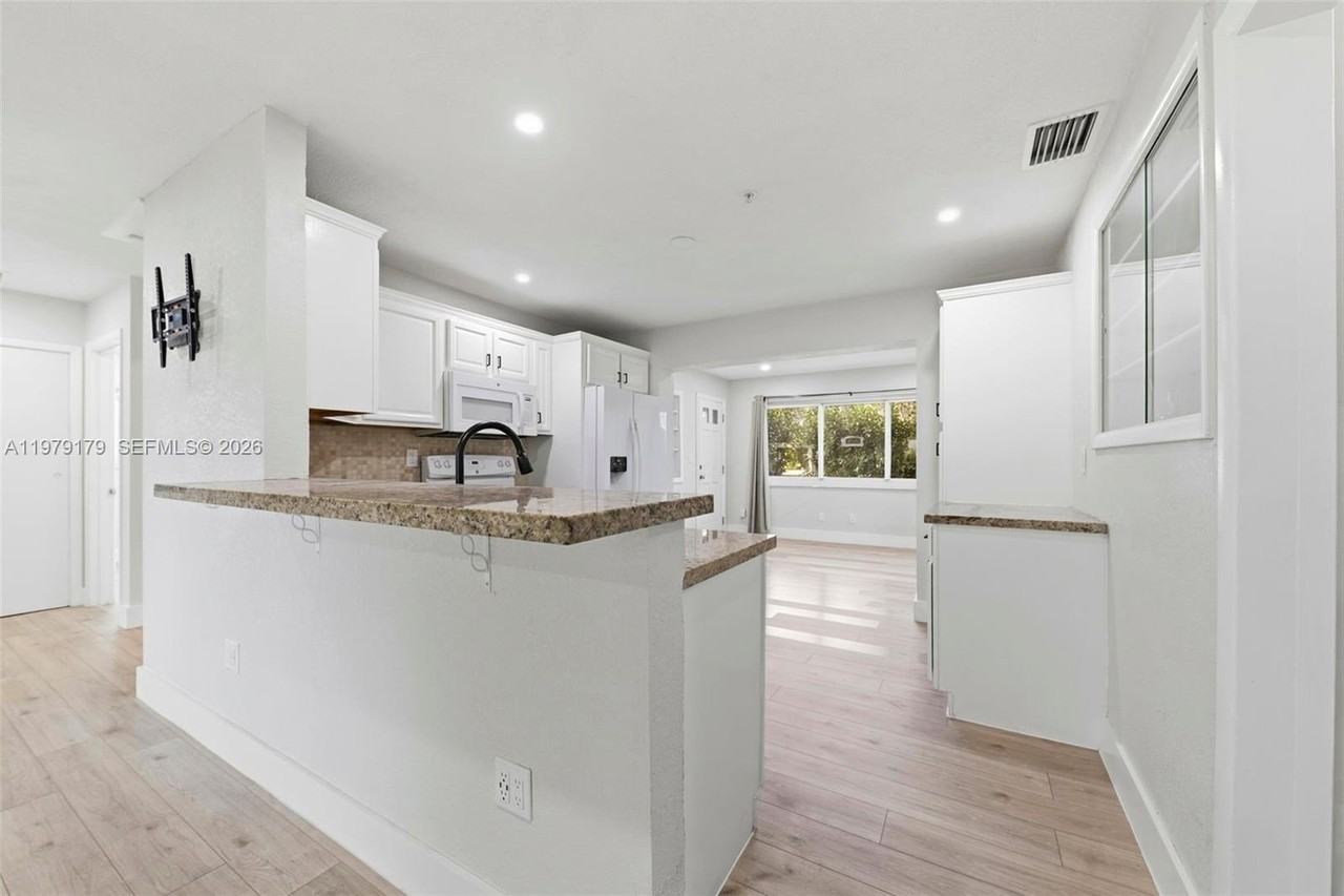 4561 Sw 25th Ter - Photo 7 of 23